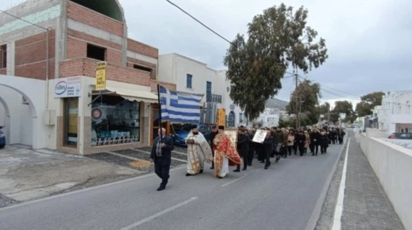 Σαντορίνη: Με λιτανεία και δεήσεις ξορκίζουν… τους σεισμούς