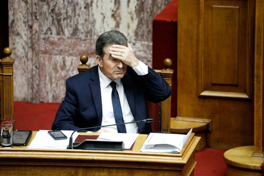 Ποιος και γιατί θέλει να μπλέξει τον Χρυσοχοΐδη στον καυγά σημιτικών – καραμανλικών;
