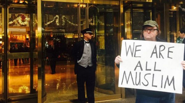 Μάικλ Μουρ στον Ντόναλντ Τραμπ: Είμαστε όλοι μουσουλμάνοι