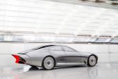 Η ασημένια, φουτουριστική σφαίρα της Mercedes-Benz