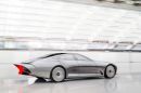 Η ασημένια, φουτουριστική σφαίρα της Mercedes-Benz