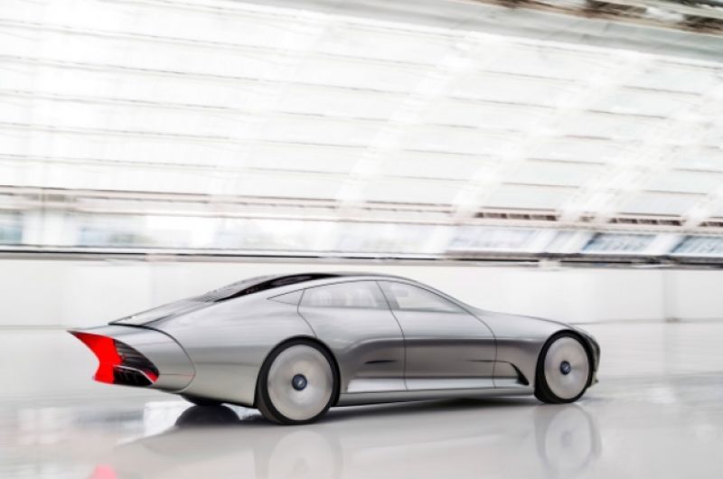 Η ασημένια, φουτουριστική σφαίρα της Mercedes-Benz