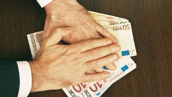 Ριφιφί ΑΑΔΕ σε λογαριασμούς για τα ληξιπρόθεσμα– Έρχονται και πλειστηριασμοί