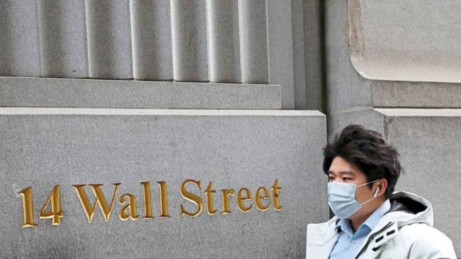 Wall Street: Ήπιες μεταβολές με το βλέμμα στο προεδρικό debate