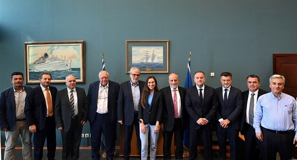 Συνάντηση Στυλιανίδη-ΣΕΕΝ: Στο επίκεντρο η «πράσινη» μετάβαση της ακτοπλοΐας