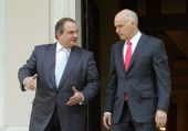 Aναβιώνει η κόντρα Γιώργου-Καραμανλή για το πρώτο μνημόνιο