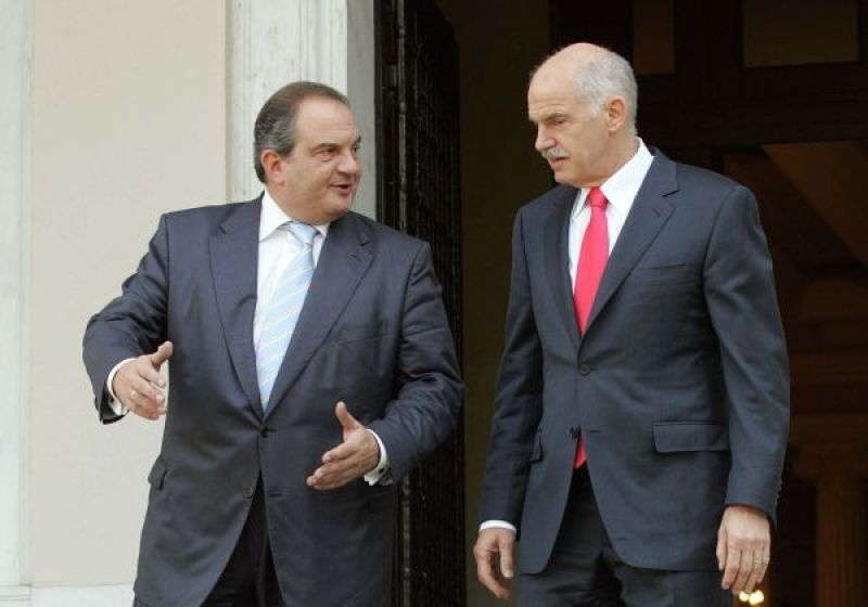Aναβιώνει η κόντρα Γιώργου-Καραμανλή για το πρώτο μνημόνιο