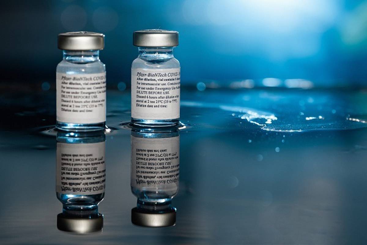 Pfizer/BioNTech: Ζητούν άδεια για τρίτη δόση σε όλους τους ενήλικες