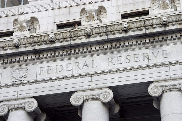 Γερουσιαστές καλούν τη Fed να μειώσει τα επιτόκια