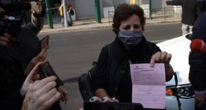 Σβήστηκε το πρόστιμο στη γυναίκα που κατέθεσε λουλούδι στο Πολυτεχνείο