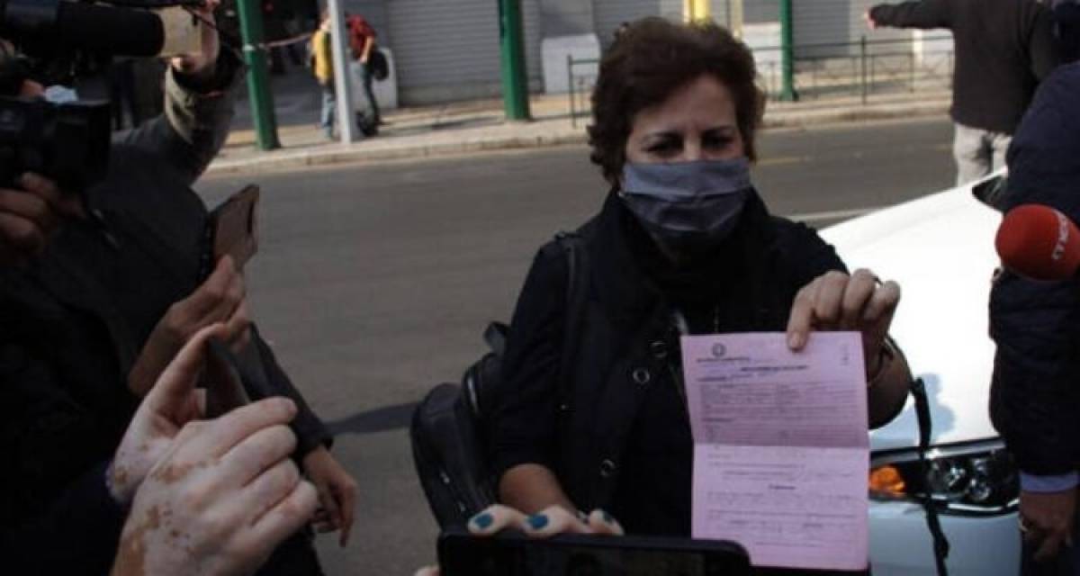 Σβήστηκε το πρόστιμο στη γυναίκα που κατέθεσε λουλούδι στο Πολυτεχνείο