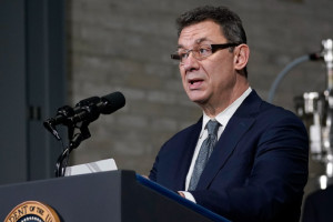 Pfizer: Στη «μάχη» κατά του καρκίνου τα κέρδη της Covid-19
