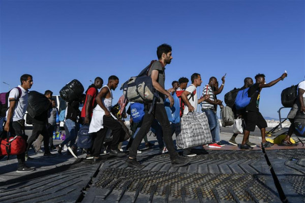 Μείωση 80% στους διαμένοντες μετανάστες στα νησιά
