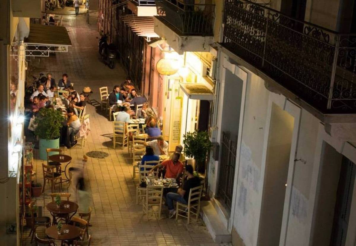 Εστιατόρια και καφέ με τραπεζάκια έξω και… πλαφόν τεσσάρων ατόμων