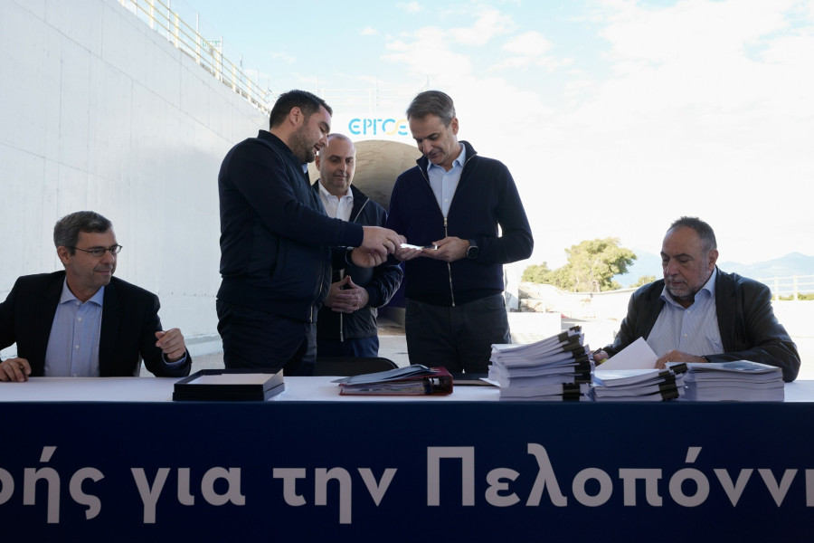 Προεκλογικός πυρετός και αγωνίες στο Μαξίμου