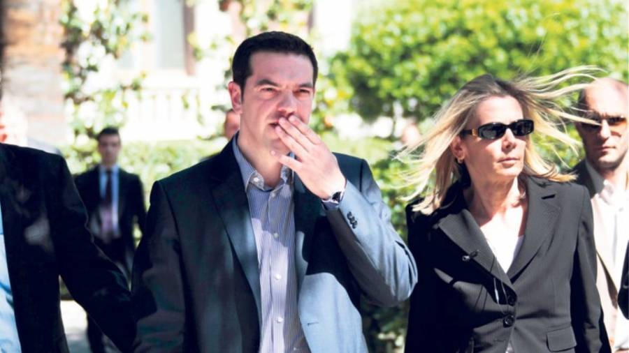 Εγκαταλείπουν τον Τσίπρα ακόμη και οι εξ απορρήτων του...