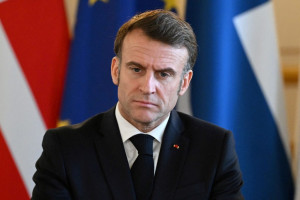 Σε πολιτικό κενό η Γαλλία: Οι τρεις επιλογές Μακρόν και η πίεση των αγορών