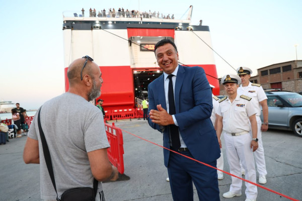 Ο Κικίλιας υποδέχεται τους ταξιδιώτες στον Πειραιά – για ποιον ακριβώς λόγο; (βίντεο)