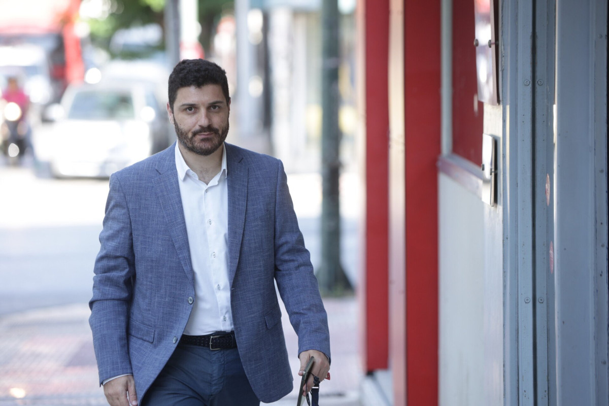 Τεμπονέρας: Ντροπιαστική η απουσία Μητσοτάκη, Καραμανλή από τη Βουλή