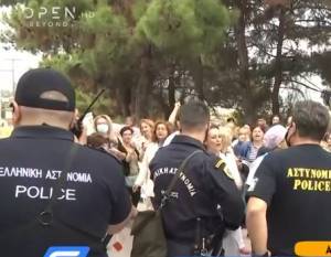 Αποδοκιμασίες κατά του Θάνου Πλεύρη στη Θεσσαλονίκη