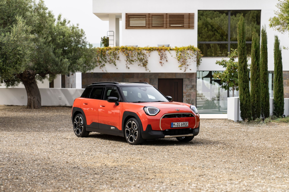 Η MINI γιορτάζει την πρεμιέρα του πρώτου crossover για την κατηγορία των πολυτελών μικρών αυτοκινήτων.