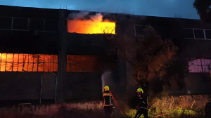 Σπάτα: Υπό μερικό έλεγχο η φωτιά σε αποθήκη επιχείρησης