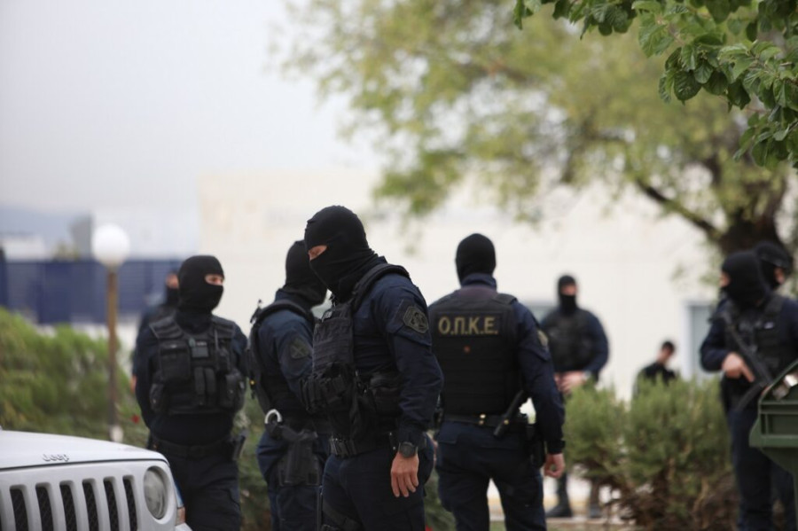 Μεγάλη αστυνομική επιχείρηση στη Δυτική Αττική: Κατασχέσεις ναρκωτικών και όπλων