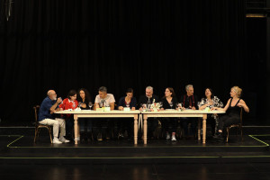 Στην πρόβα: «Mέχρι να σβήσουν τ’ άστρα» στο θέατρο Χώρα – Τσέχωφ στην αγγλική επαρχία