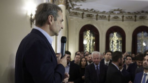 Σε προεκλογικό κλίμα ο Μητσοτάκης και στο Λονδίνο