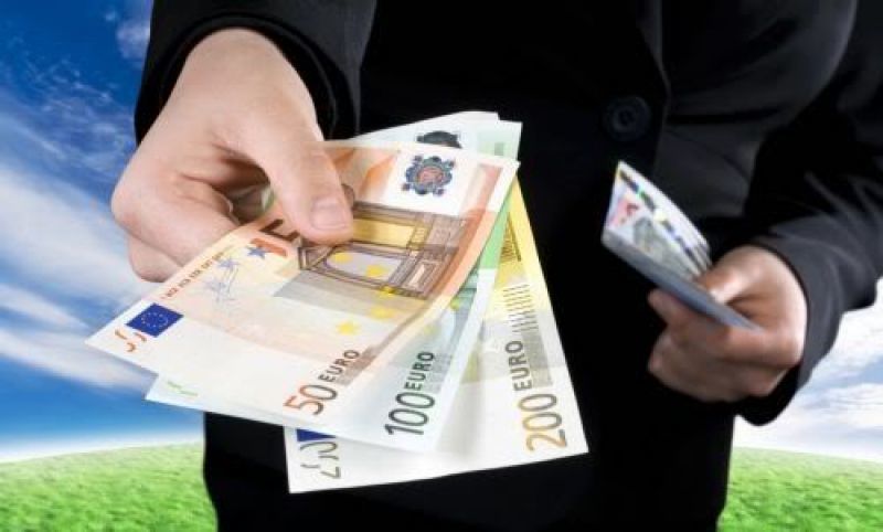 7 στους 10 Έλληνες θεωρούν… βρώμικα τα μετρητά!