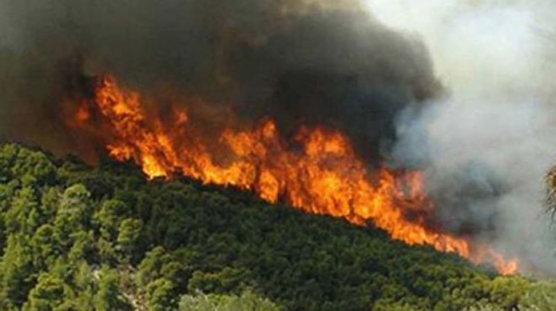 Μαίνεται η πυρκαγιά στη Ζάκυνθο