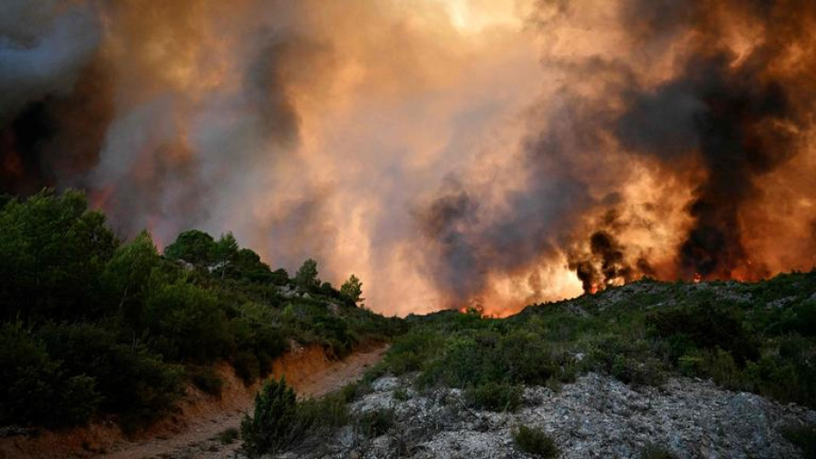 Γαλλία: Συνεχίζεται η μάχη με τις φλόγες – Η μεγαλύτερη πυρκαγιά των τελευταίων δεκαετιών