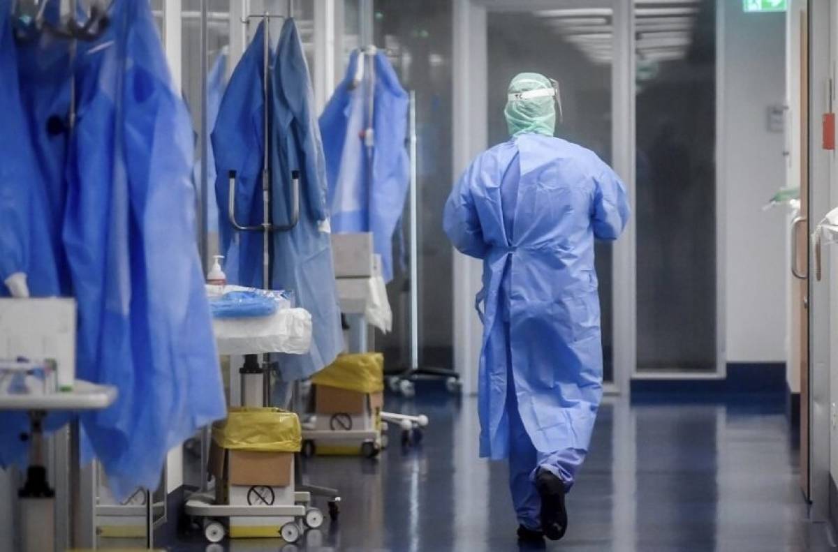 DW: Νοσηλευτές, οι απλήρωτοι ήρωες της πανδημικής κρίσης