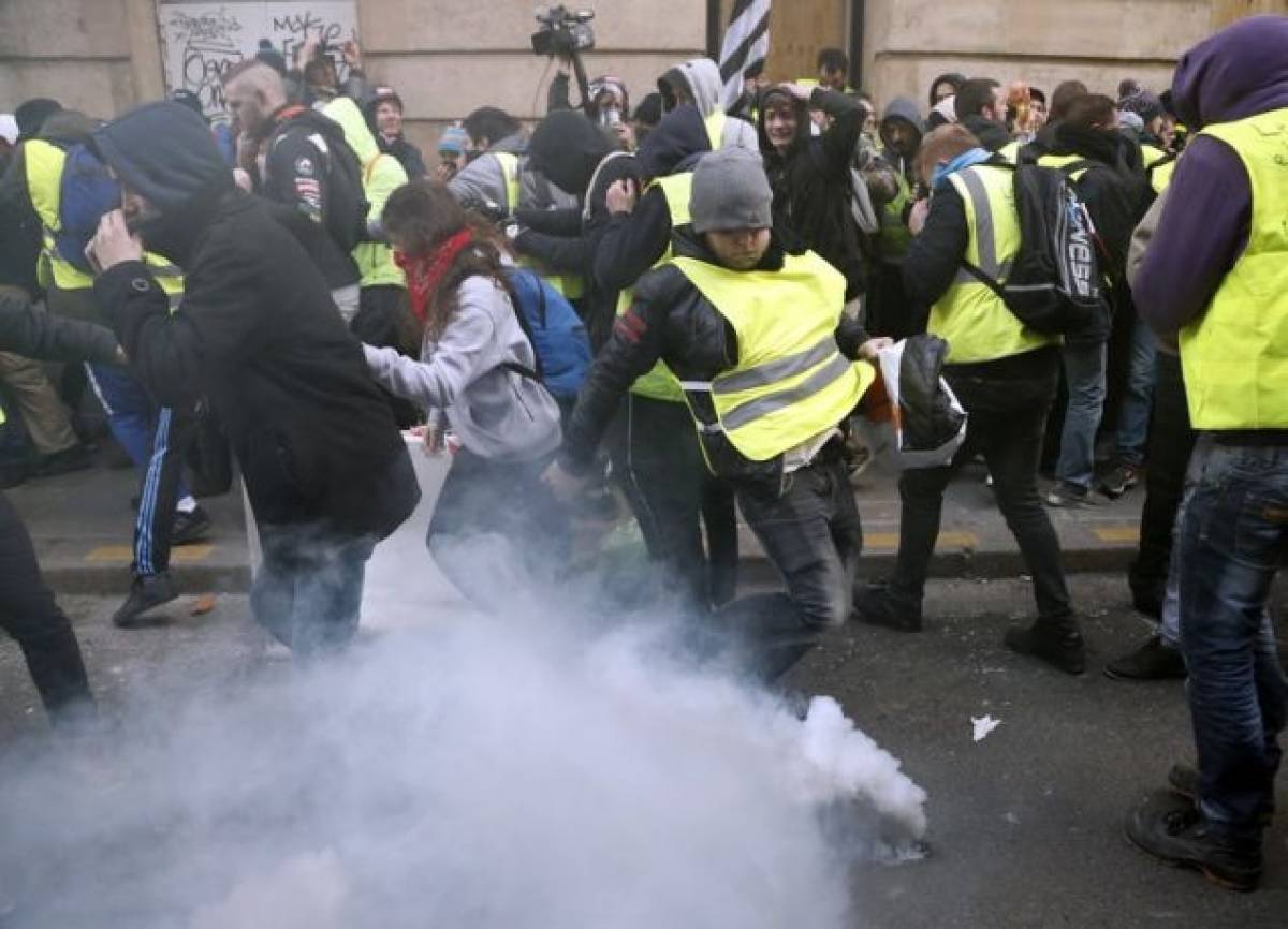 Κίτρινα Γιλέκα: Πεδίο μάχης το Παρίσι-Επεισόδια και πλαστικές σφαίρες-Δείτε live