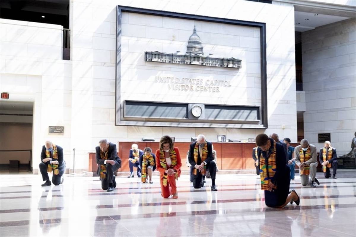 Κογκρέσο: Οι Δημοκρατικοί γονάτισαν στη μνήμη του Αφροαμερικανού Τζορτζ Φλόιντ