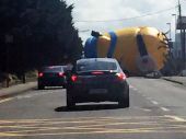 Και όμως συνέβη: Ένα τεράστιο minion τους έκλεισε το δρόμο (video)
