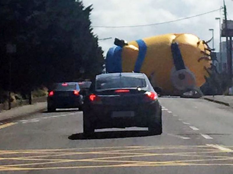 Και όμως συνέβη: Ένα τεράστιο minion τους έκλεισε το δρόμο (video)