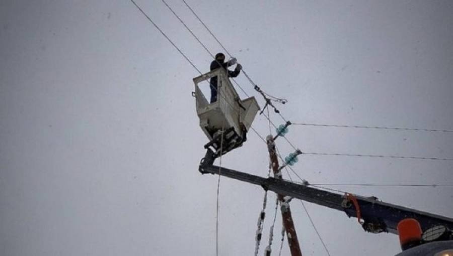 Κακοκαιρία Ιανός: Πρόοδος στις εργασίες αποκατάστασης της ηλεκτροδότησης