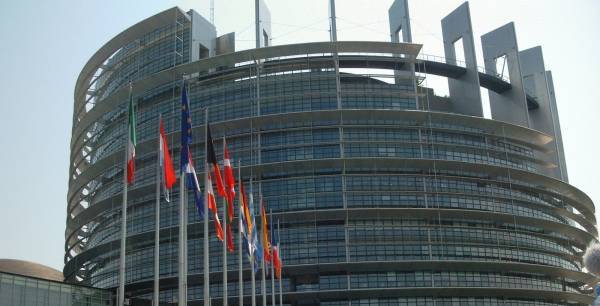 YouGov:Οι μισοί Ευρωπαίοι περιμένουν κατάρρευση της ΕΕ-Τρεις στους δέκα... πόλεμο!