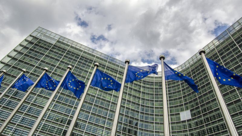Η Κομισιόν υποβαθμίζει κι άλλο τις προβλέψεις για ανάπτυξη