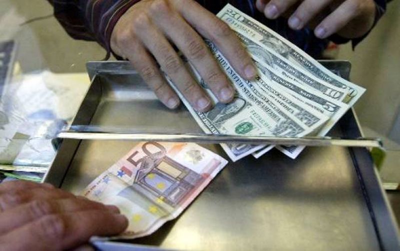 Μικρή υποχώρηση του ευρώ έναντι του δολαρίου