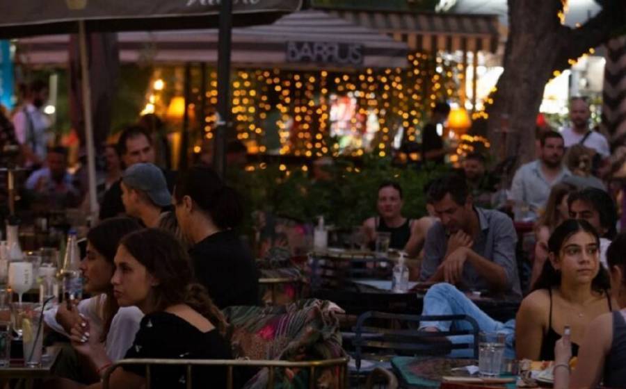 Σχέδιο... ελευθερίας για εμβολιασμένους με «κανονικότητα» και στις «κόκκινες» περιοχές