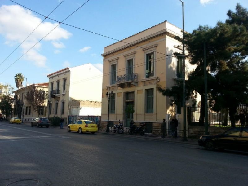 Η διπλή όψη της οδού Πειραιώς