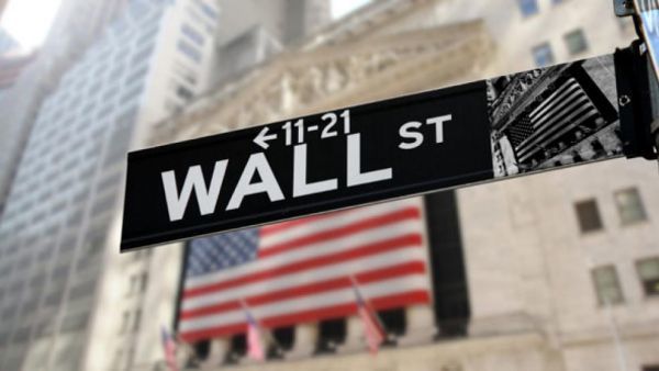 Οριακές μεταβολές στη Wall Street με το «βλέμμα» στα επιτόκια