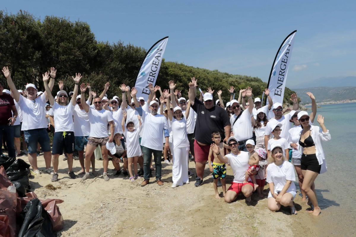 Energean: Καθαρισμός παραλίας και δωρεά κάδων απορριμμάτων