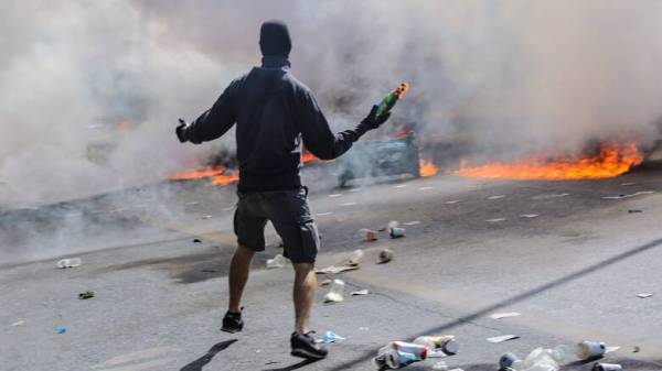 Κακούργημα και 10ετής κάθειρξη για ρίψη μολότοφ σε πορείες