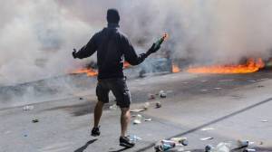Κακούργημα και 10ετής κάθειρξη για ρίψη μολότοφ σε πορείες
