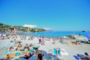 Κόστος και τοποθεσία καθορίζουν τις επιλογές των Ελλήνων παραθεριστών – Τάσεις «αυτοσυγκράτησης» στο μπάτζετ
