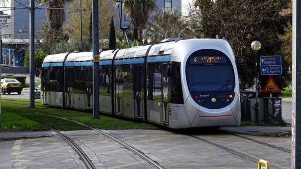 65χρονος παρασύρθηκε από το τραμ στη Νέα Σμύρνη (video)