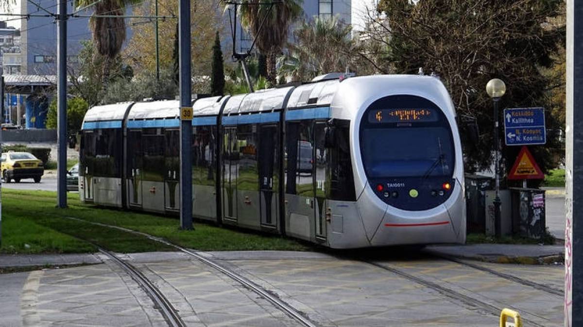 65χρονος παρασύρθηκε από το τραμ στη Νέα Σμύρνη (video)
